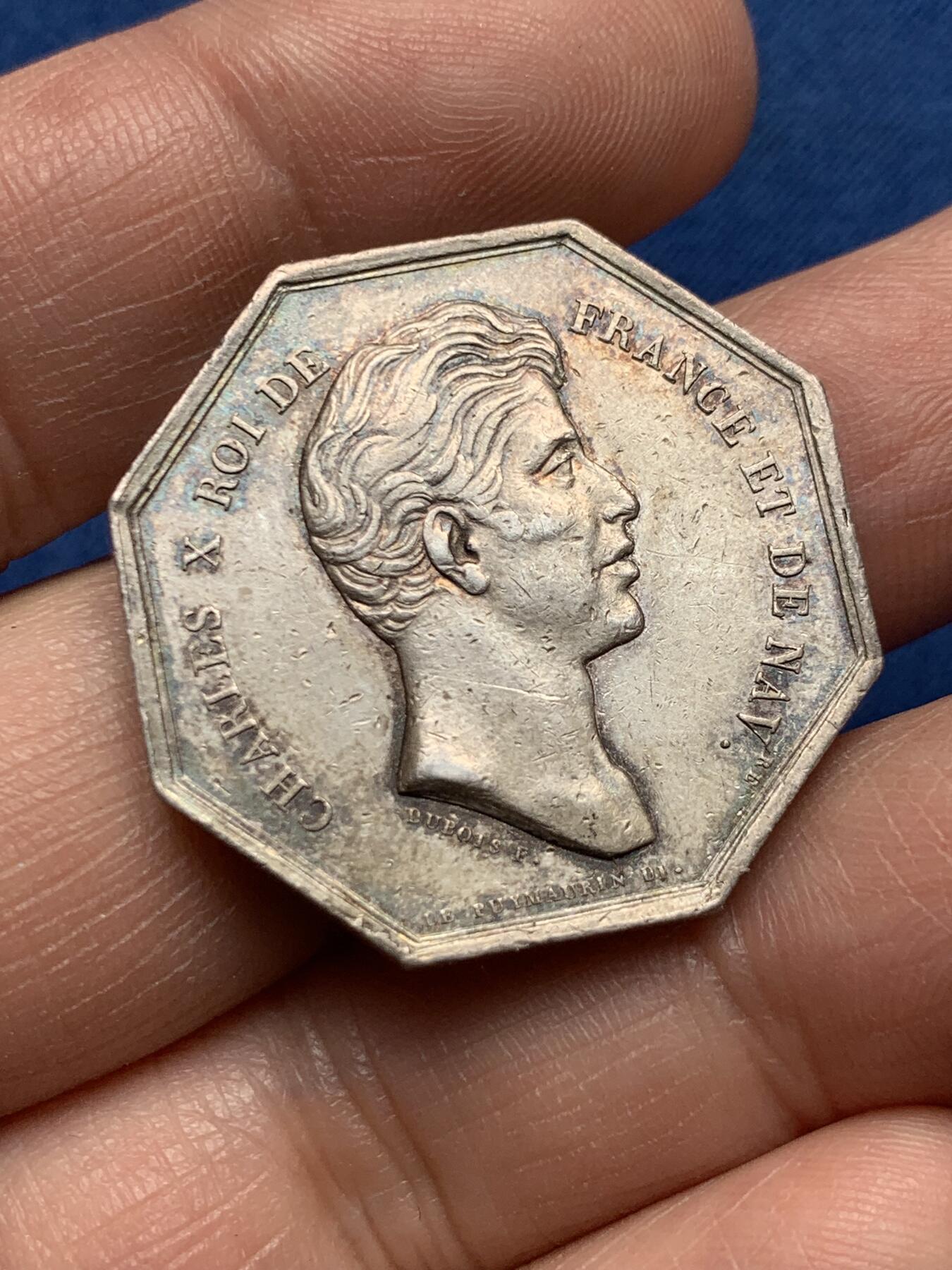 《竞宝斋》第476场 周日，周一 2场连拍 （全场包邮）欢迎送拍 法国查理十世头像歌颂友谊的八角银质代币，“即使死亡也未能将他们分开”，首见品种，15.92g，30.1mm，早期光边原铸