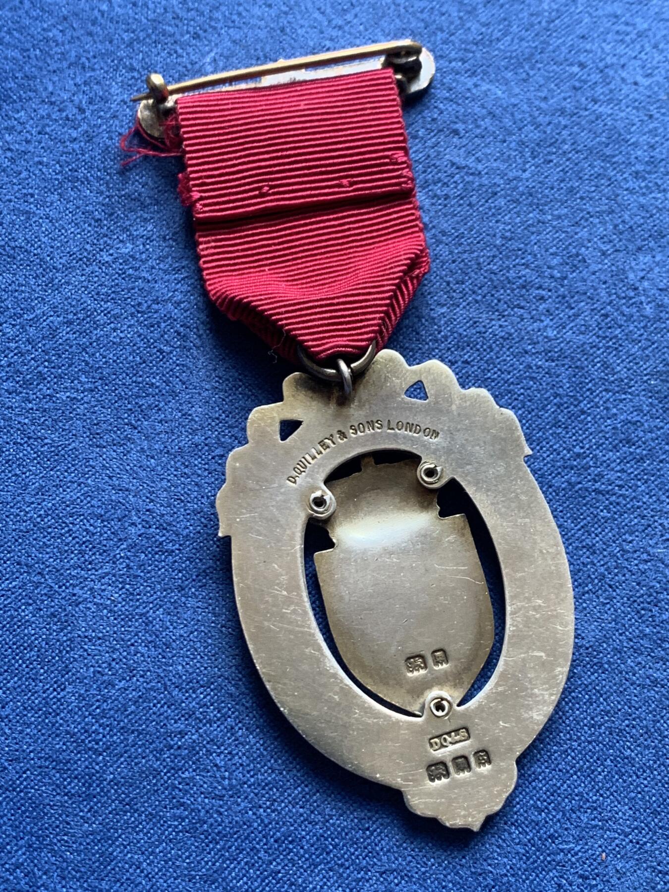 《竞宝斋》第476场 周日，周一 2场连拍 （全场包邮）欢迎送拍 英国1934年皇家共济会慈善机构珐琅银章，工艺精美，背面有走狮925银标及伦敦狮头银标。总重约20.2克