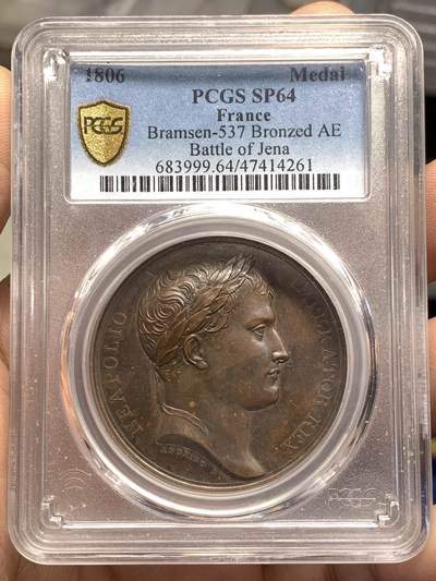 《竞宝斋》第476场 周日，周一 2场连拍 （全场包邮）欢迎送拍 - PCGS SP64  法国1806年拿破仑一世耶拿之战原铸铜章 巴黎造币厂巧克力包浆 拿破仑化身朱庇特(罗马神话中众神之王)身披斗篷骑着帝国之鹰腾云凌空 手持闪电权杖 击倒斩杀地上三名巨人 场面英武壮阔设计大胆天马行空 肌肉线条精细优美该战役是拿破仑大破普军经典战役 也是拿章中经典中的经典 加厚盒
