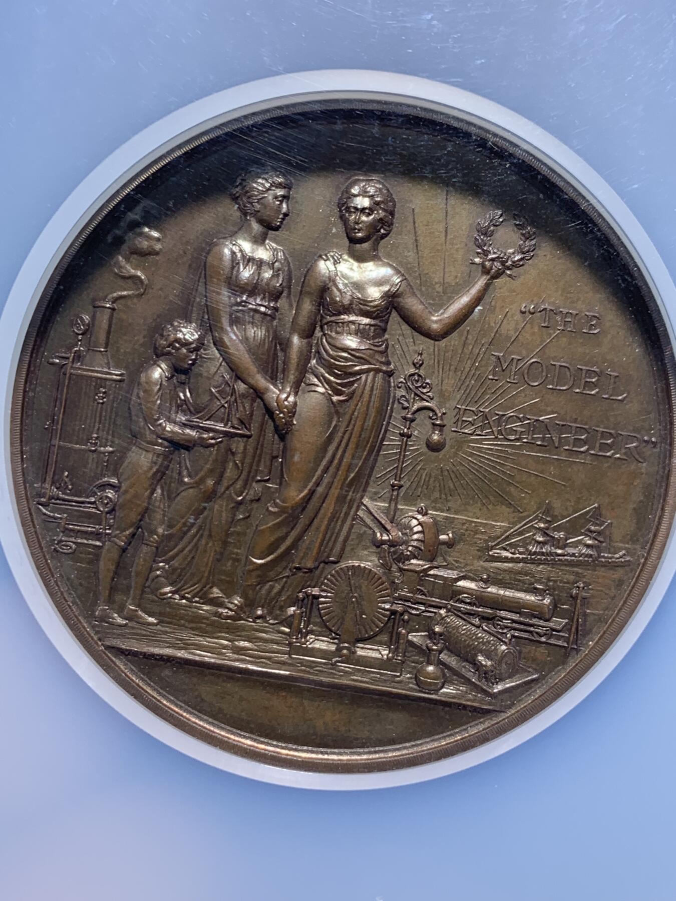 《竞宝斋》第476场 周日，周一 2场连拍 （全场包邮）欢迎送拍 NGC MS64BN 模型工程师铜章 51mm 加大加厚盒