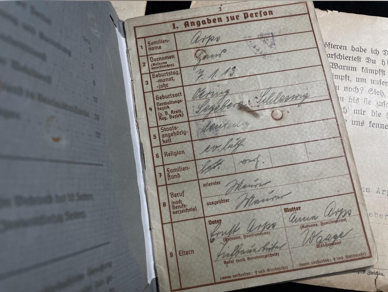 专场 德国二战套证，包括士兵证与照片，授予汉斯·阿普斯，得主介绍如下