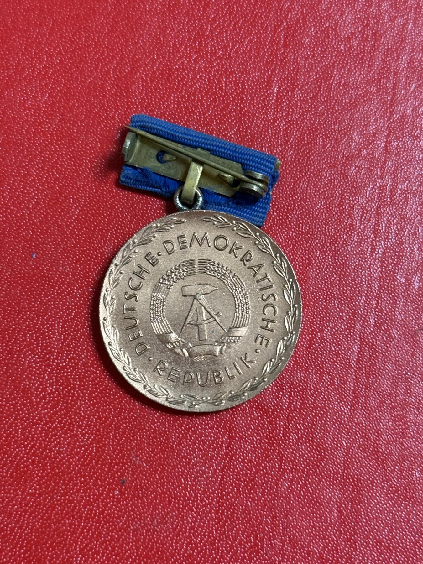 韵星假日军品类拍卖第50期 民主德国铜级斐斯泰洛齐奖章