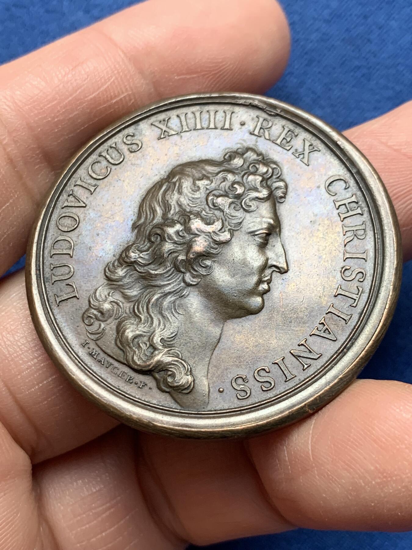 《竞宝斋》第476场 周日，周一 2场连拍 （全场包邮）欢迎送拍 法国路易十四纪念洛林公爵夏尔四世为巴尔公国向国王效忠铜章 33克 41.1mm 光边原铸 细节见图