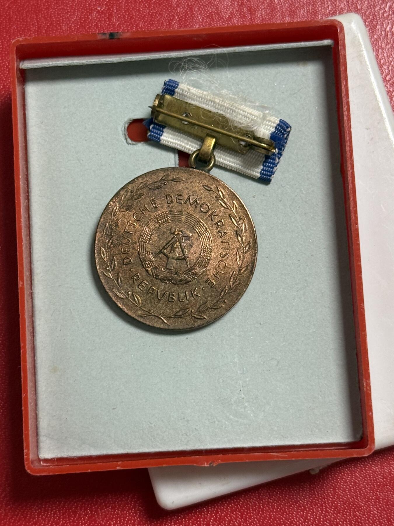 韵星假日军品类拍卖第50期 民主德国铜级卫生与公共医疗忠诚服务奖章带原盒