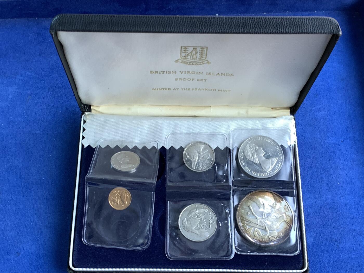 《竞宝斋》第476场 周日，周一 2场连拍 （全场包邮）欢迎送拍 英属维尔京群岛 1973年 精制套币六枚 含一元军舰鸟银币 原盒