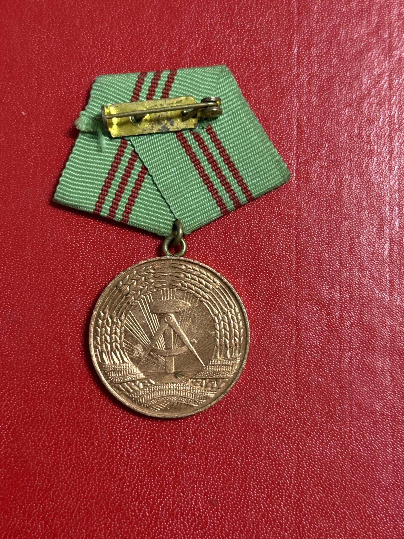 韵星假日军品类拍卖第50期 民主德国铜级内务部武装力量忠诚服务奖章