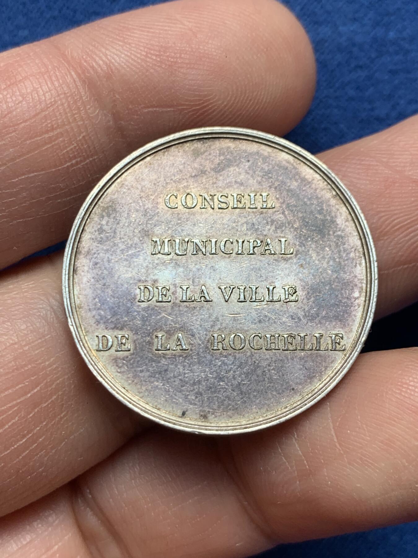 《竞宝斋》第476场 周日，周一 2场连拍 （全场包邮）欢迎送拍 法国1836年罗谢尔市政厅纪念银章，油灯边铭，7.3克，28.4mm
