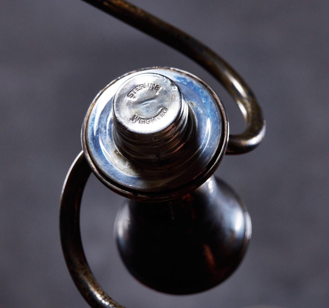 【俄甄集藏】2026年(050)04-01星期三 晚 19:30 全场包邮 美国1930年代古董银质烛台，长：270mm，高：160mm，底座直径：90mm，重量：504克，925银，底座有局部配重，整体含银比例约60%，原味包浆，保存完好（上期被鸽，重新拍）