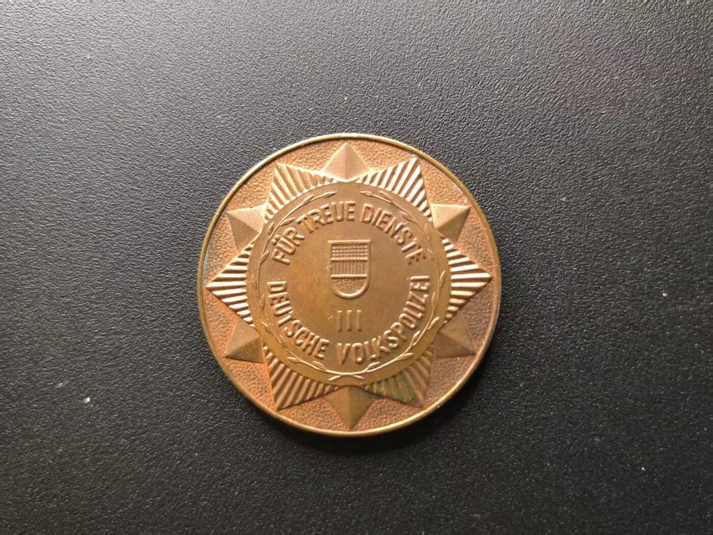 云宸嘉赏-勋臻文献佳藏优品精选场次（低佣 转发佣金红包） 民主德国人民警察忠诚服役奖章 早期无国徽大版 黄铜质手感极佳 