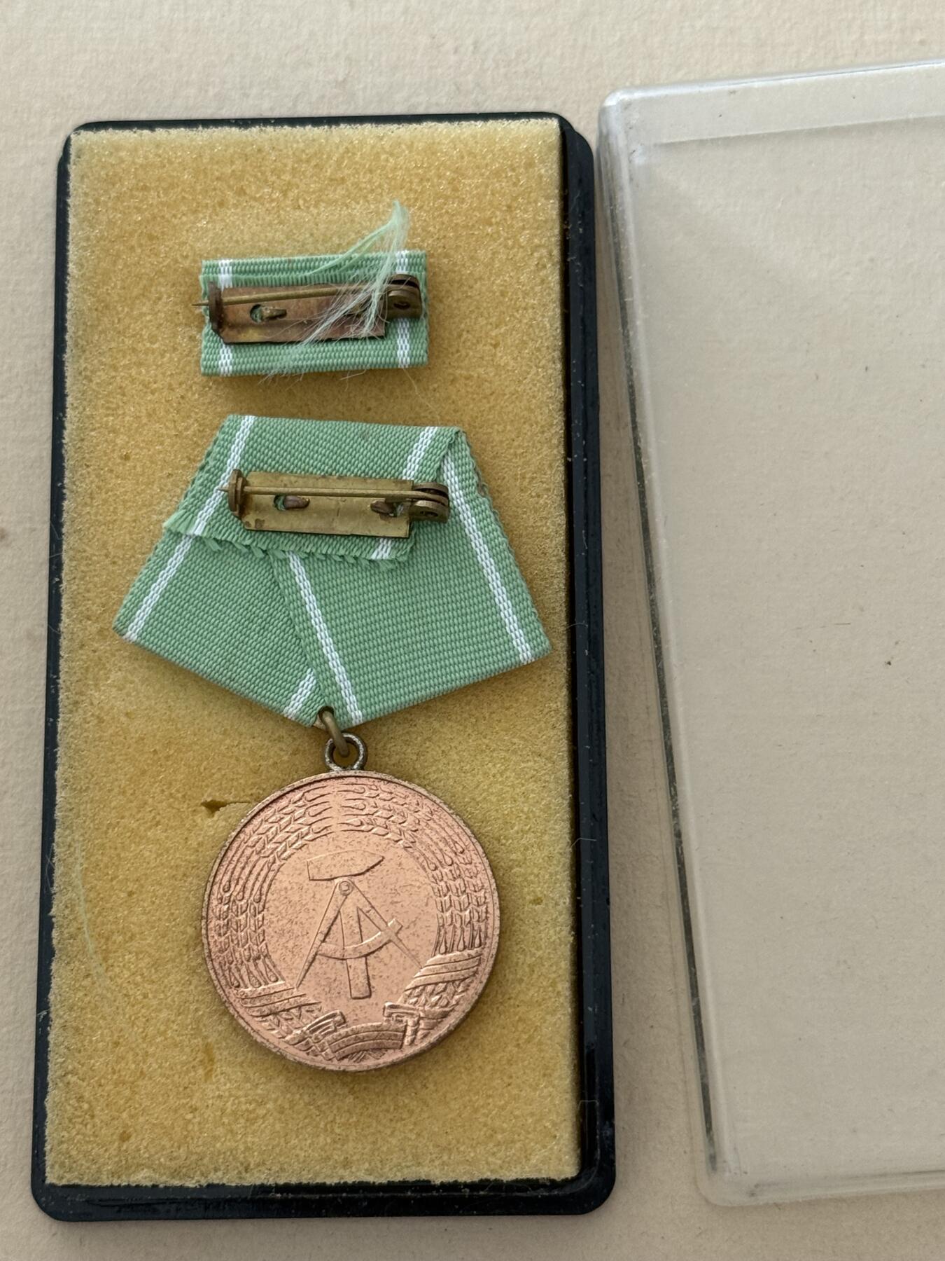 云宸嘉赏-勋臻文献佳藏优品精选场次（低佣 转发佣金红包） 民主德国内政部人民警察圆满服役奖章带盒略 