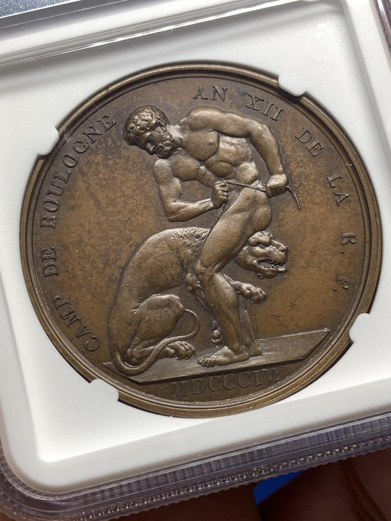 《竞宝斋》第476场 周日，周一 2场连拍 （全场包邮）欢迎送拍 NGC MS62BN 法国1804年拿破仑一世入侵英吉利海峡纪念大铜章，及其珍贵稀少品种，该章由Romain Jeuffroy与Dominique Denon设计、巴黎造币厂铸造，现被英国格林尼治皇家博物馆、澳大利亚维多利亚博物馆等机构收藏。极具历史意义及收藏价值。加厚盒