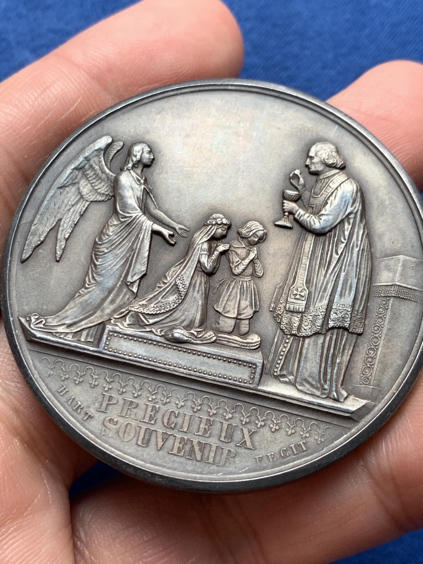 《竞宝斋》第476场 周日，周一 2场连拍 （全场包邮）欢迎送拍 1923年法国宗教镀银铜章，用于纪念Jane de Vigne的第一次圣餐仪式。正面刻字：译为“珍贵的回忆”，图案：描绘天主教第一次圣餐的场景，天使引导孩童向神职人员领受圣餐；背面刻字：译为“Jane de Vigne于1923年4月22日，在帕多瓦的圣安东尼教堂完成了她的第一次圣餐”。直径：49.2mm，重：45.2g