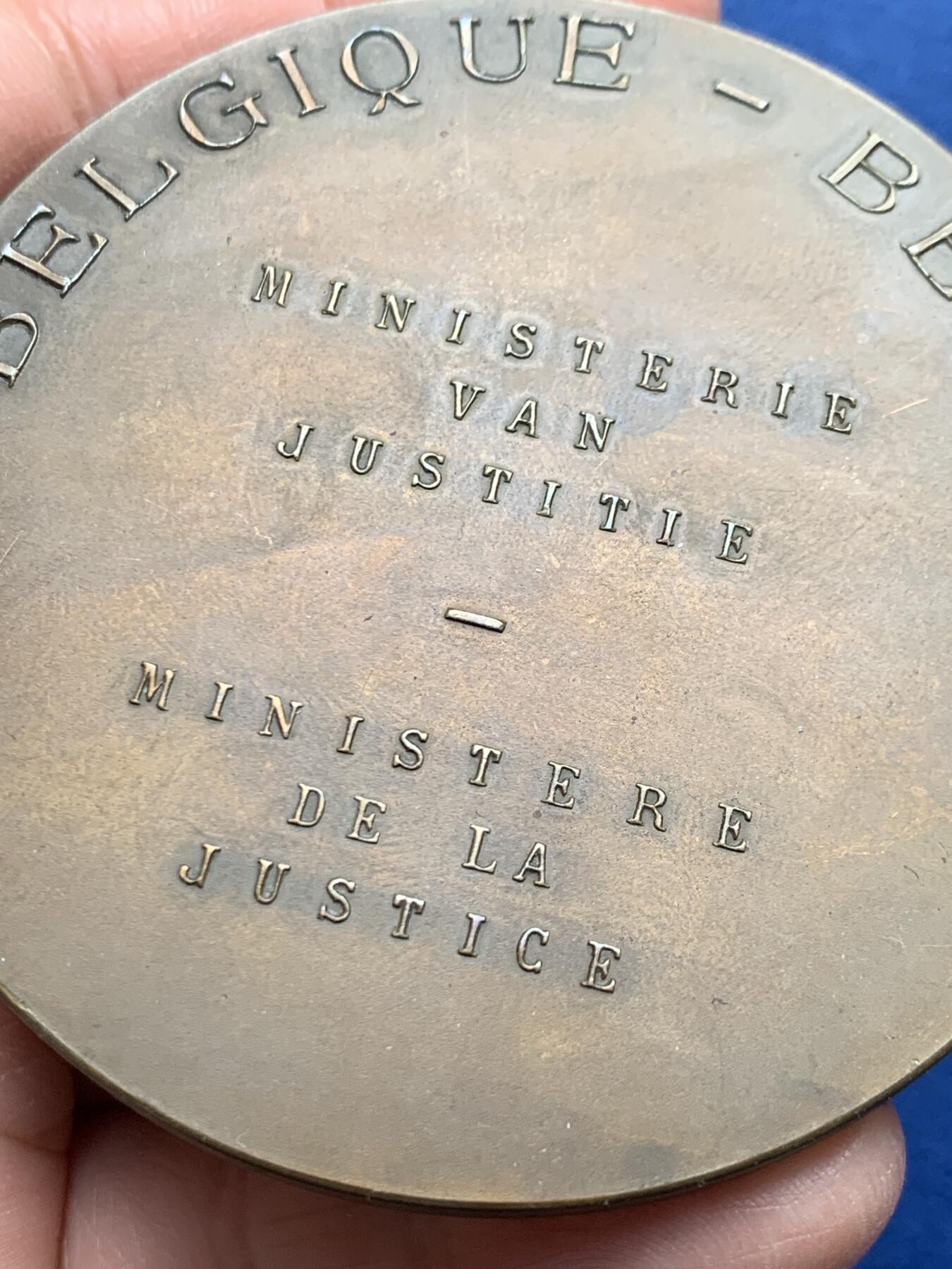 《竞宝斋》第476场 周日，周一 2场连拍 （全场包邮）欢迎送拍 比利时铜章 未知年份 正面为比利时大窗帘 背面为司法部 直径69.2mm 重量179.35g