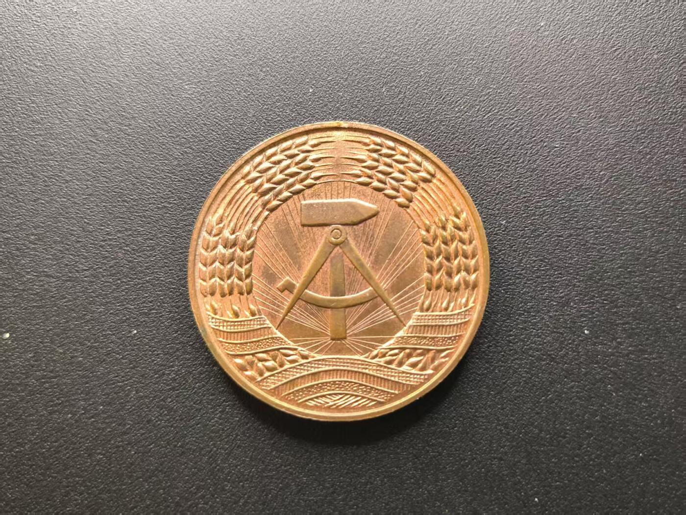 云宸嘉赏-勋臻文献佳藏优品精选场次（低佣 转发佣金红包） 民主德国人民警察忠诚服役奖章 早期无国徽大版 黄铜质手感极佳 