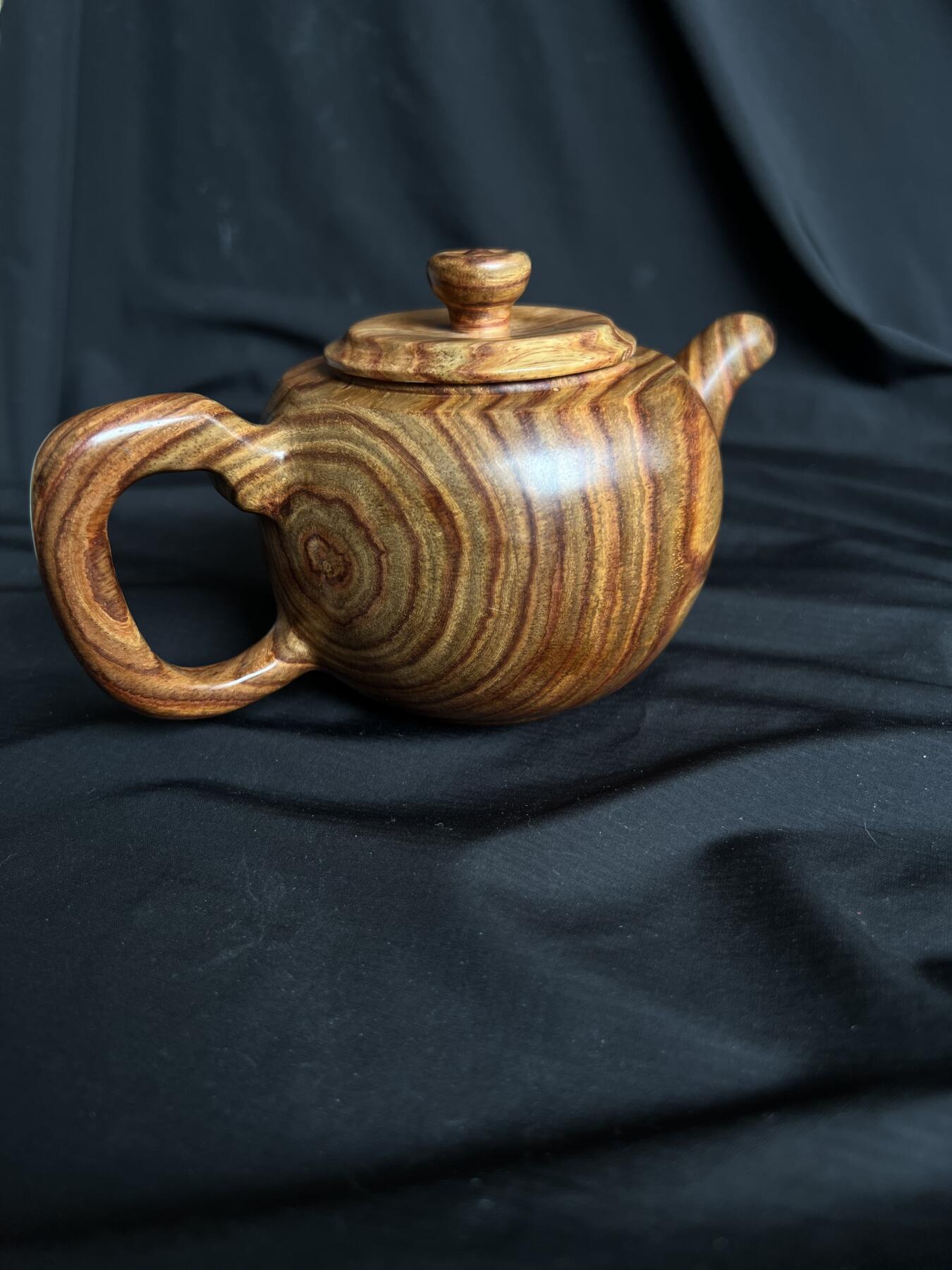 零元拍：越南黄花梨精工摆件茶壶把把壶，一块料制成，尺寸约：18（含壶把）/9CM。