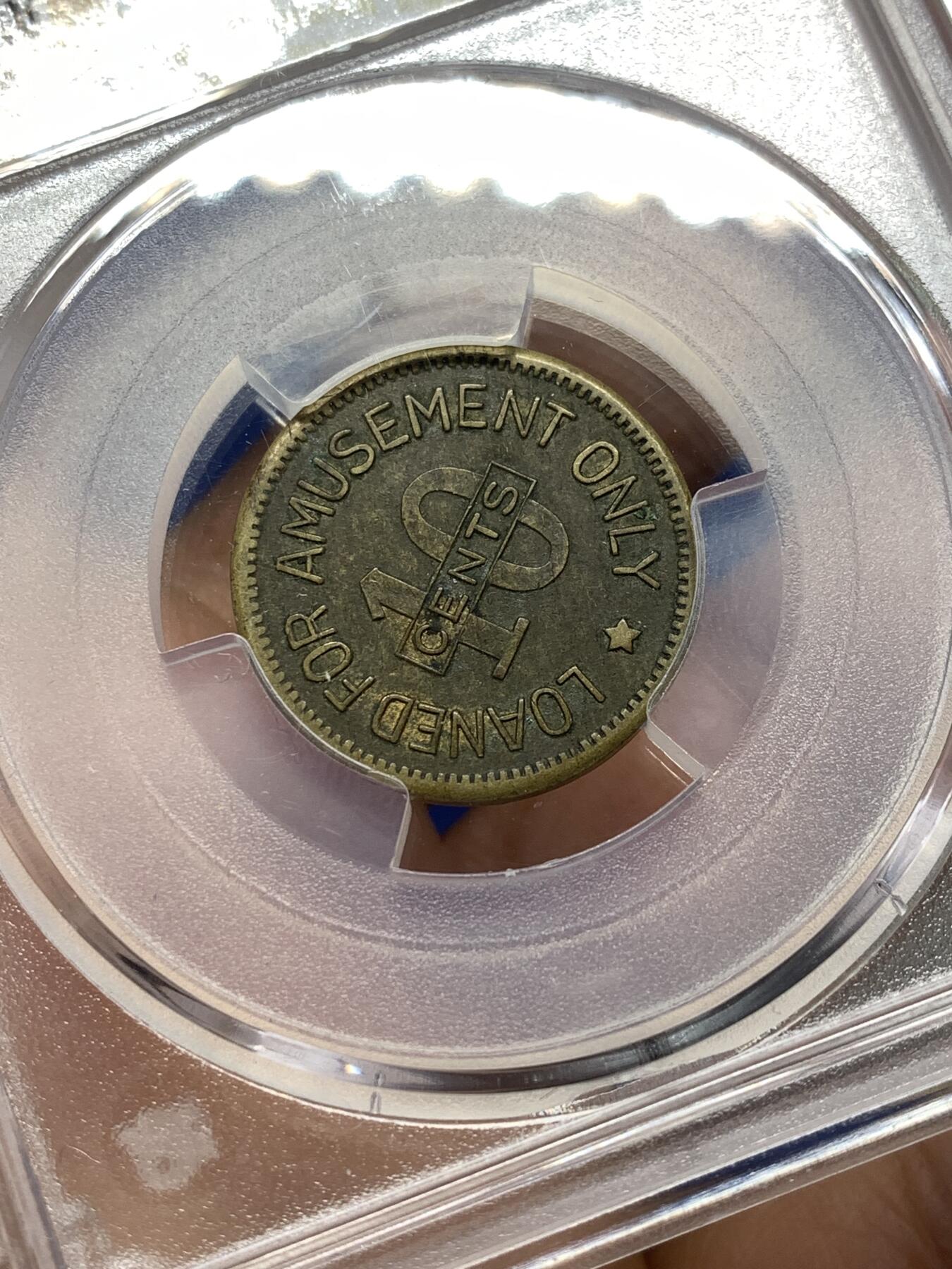 《竞宝斋》第476场 周日，周一 2场连拍 （全场包邮）欢迎送拍 华夏 XF45 民国老上海跑马场代用币 百年醇厚老包浆 正面是细致雕刻的马首 背面铭刻面值10分以及英文铭文 非常珍罕的品种 上海跑马场是当时远东最大跑马厅 人潮鼎沸 远超香港 那个时代的黄金中心地带  1951年改建为今天的人民公园和人民广场