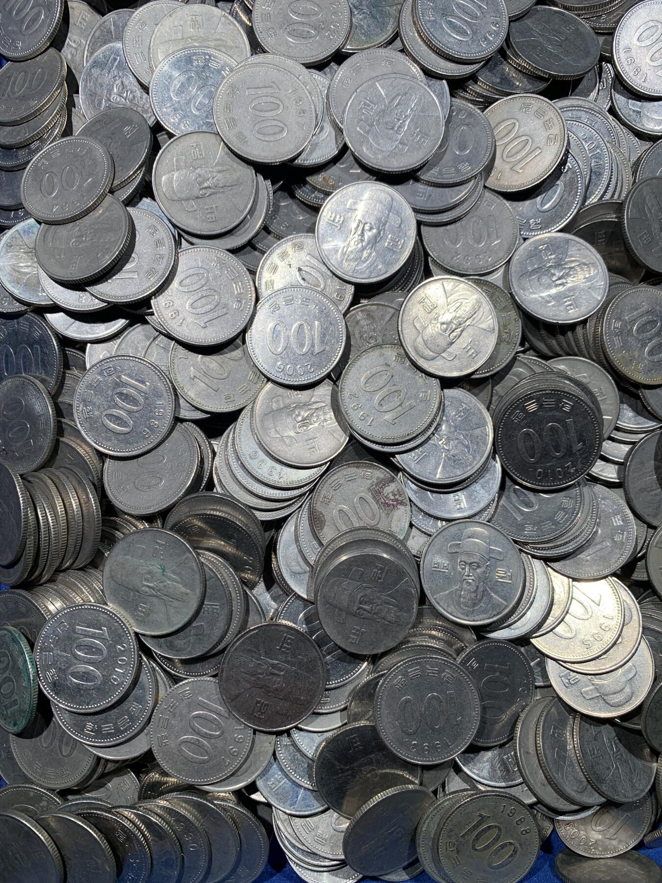 《竞宝斋》第476场 周日，周一 2场连拍 （全场包邮）欢迎送拍 韩国100韩元零钱1000枚，一枚重5.42克，总重5420克+。面值10万韩元!汇率值480+元人民币