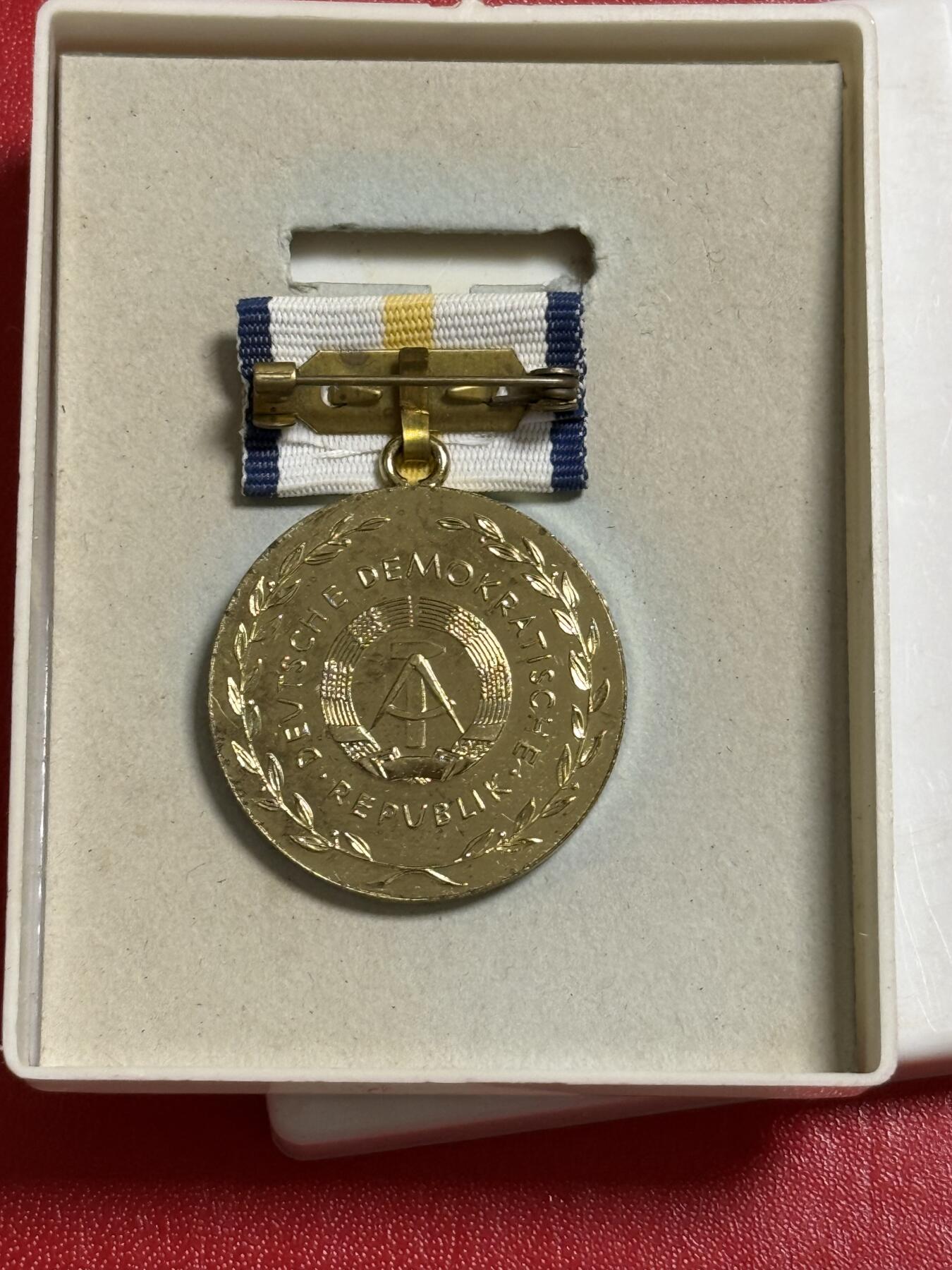 韵星假日军品类拍卖第50期 民主德国金级卫生与公共医疗忠诚服务奖章带原盒