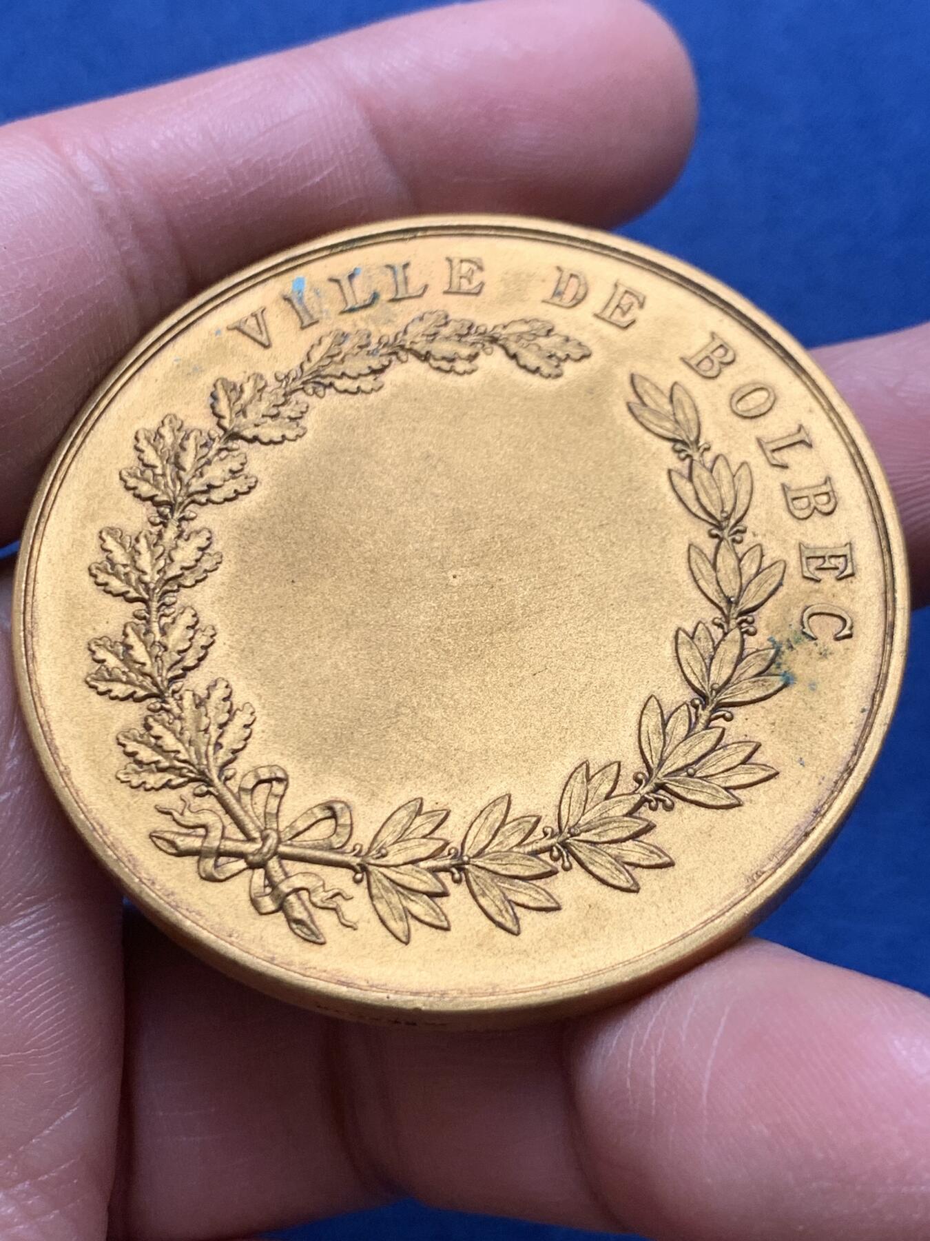 《竞宝斋》第476场 周日，周一 2场连拍 （全场包邮）欢迎送拍 法国诺曼底博尔贝克市镀金铜章 59.2克 50.2mm 丰饶角铜标 带盒