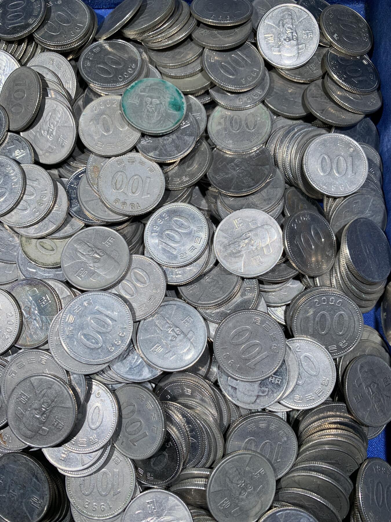 《竞宝斋》第476场 周日，周一 2场连拍 （全场包邮）欢迎送拍 韩国100韩元零钱1000枚，一枚重5.42克，总重5420克+。面值10万韩元!汇率值480+元人民币