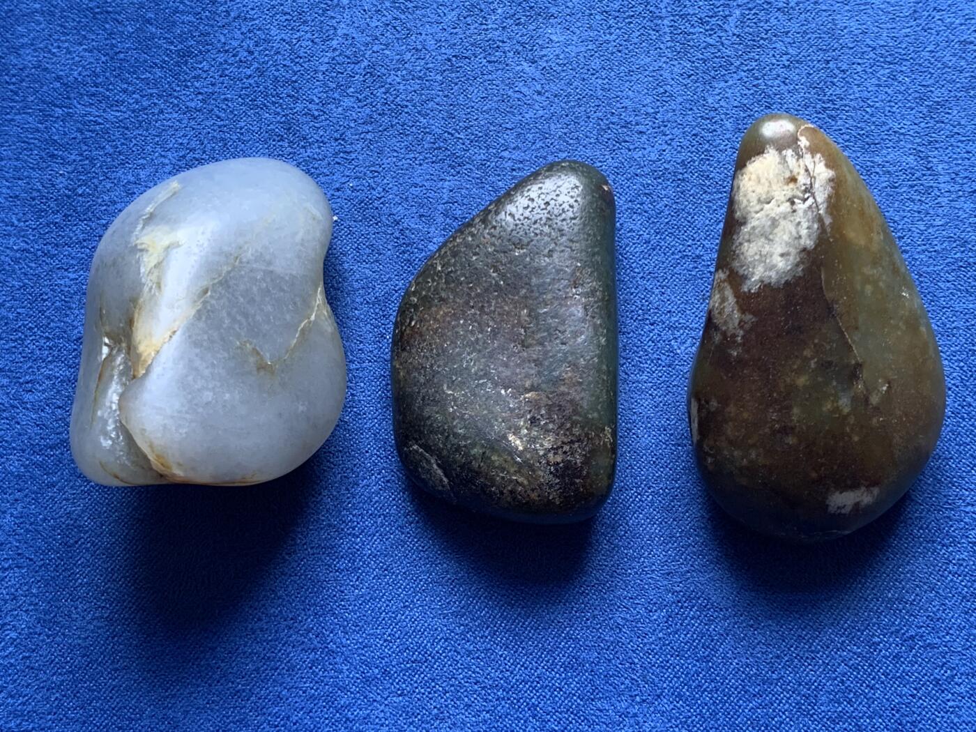 《竞宝斋》第476场 周日，周一 2场连拍 （全场包邮）欢迎送拍 三枚一组 籽料原石 总重125克