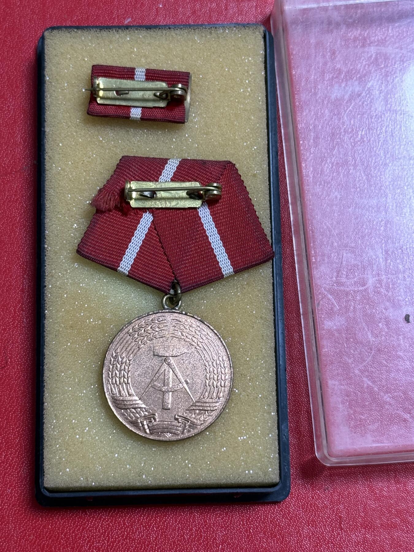 韵星假日军品类拍卖第50期 民主德国铜级工战队忠诚服务奖章带原盒略