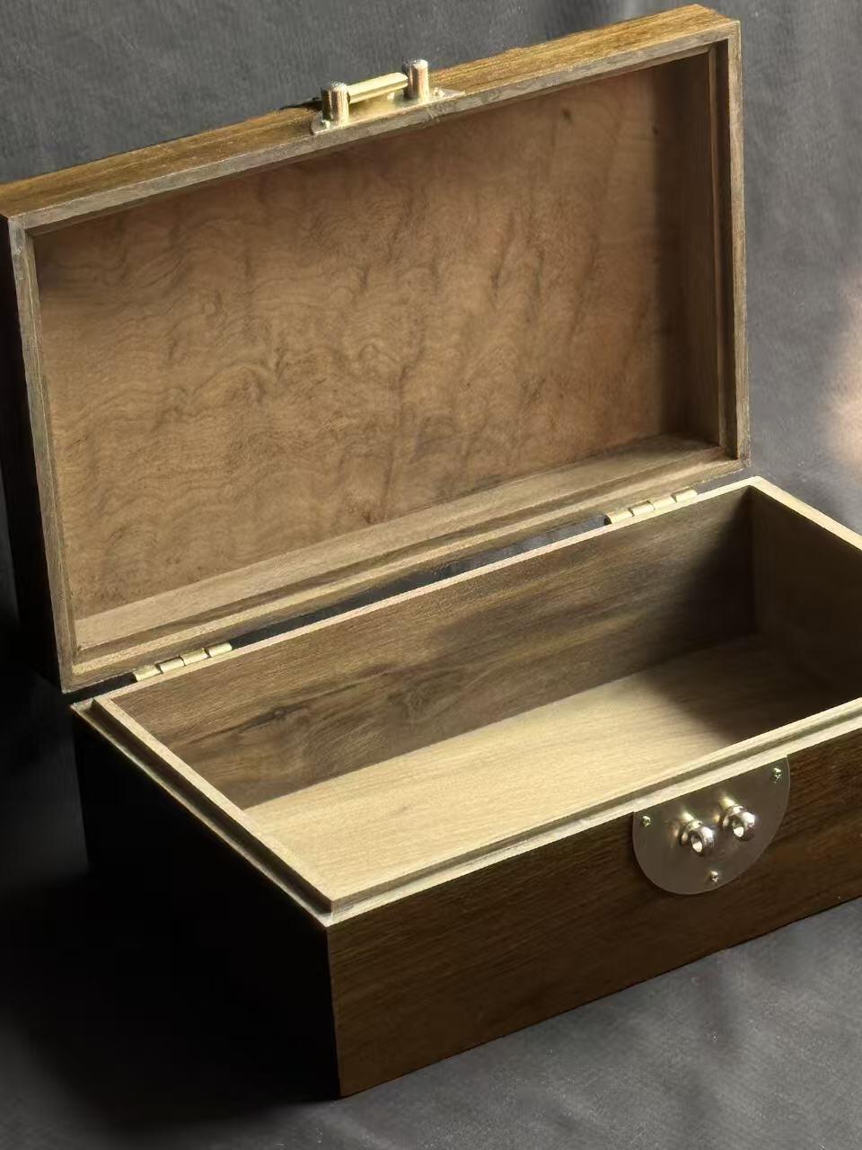 零元拍：金丝楠阴沉木满水波满纹满金丝首饰箱，尺寸：228/117/77MM，送礼盒箱。