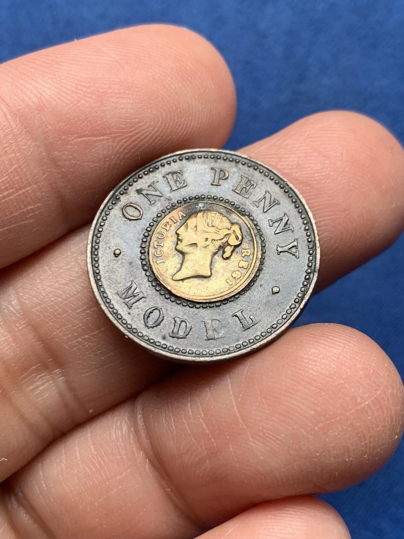 《竞宝斋》第476场 周日，周一 2场连拍 （全场包邮）欢迎送拍 英国 1844年 一便士 双色代用币 人像清晰 凹凸可见 体现近200年前英国超前嵌入式的制币技术