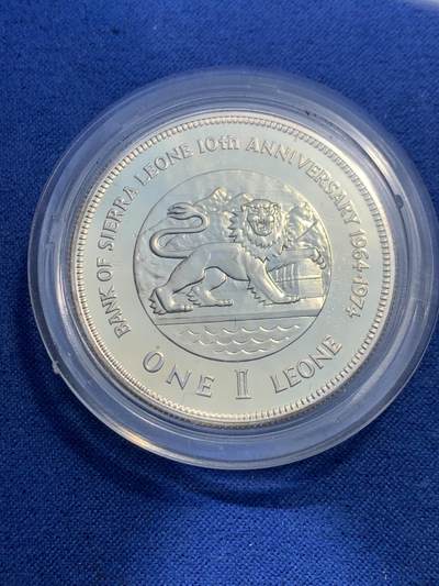 《竞宝斋》第476场 周日，周一 2场连拍 （全场包邮）欢迎送拍 - 塞拉利昂1974年1利昂银行10周年银币，英国皇家造币厂铸造，28.6克，精制925银，发行量仅40000枚，带原盒和证书