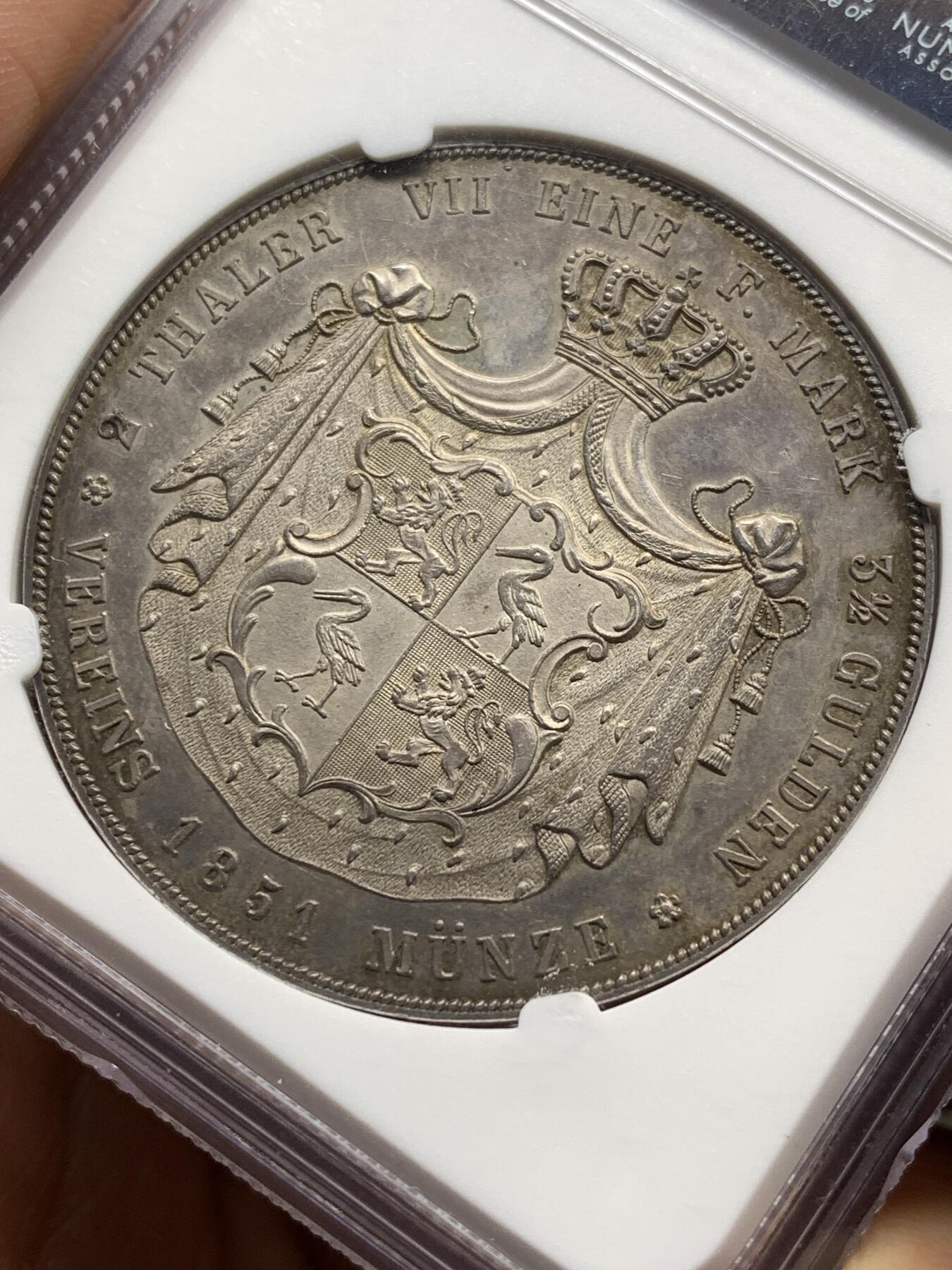 《竞宝斋》第476场 周日，周一 2场连拍 （全场包邮）欢迎送拍 冠军分 NGC MS63 德国 罗伊斯-格赖茨公国1851年亨利二十世2泰勒大银币 发行量仅2400枚的小邦品种 其领地仅316平方公里 可以说是小邦中的小邦 可与不求的藏品