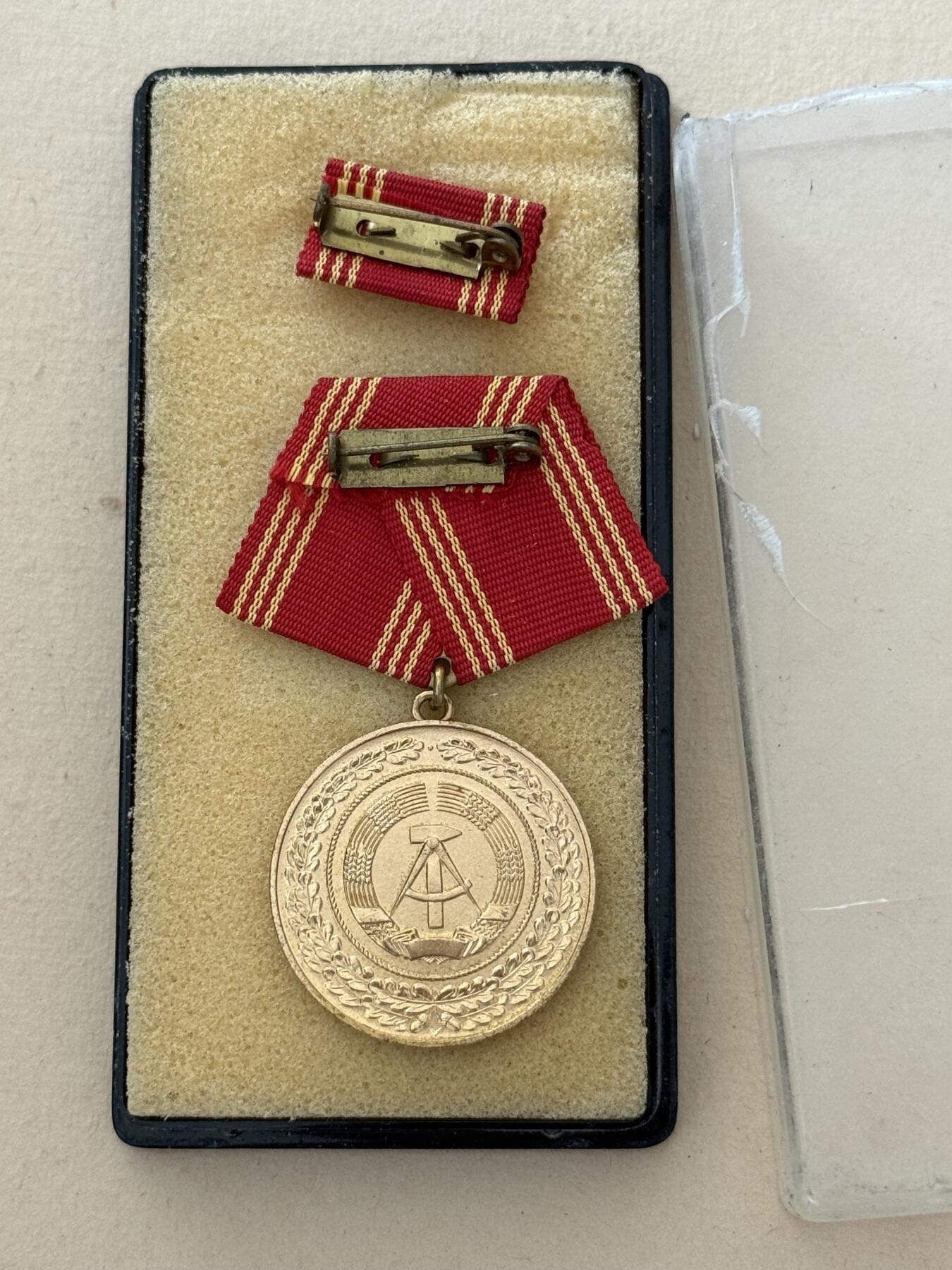 云宸嘉赏-勋臻文献佳藏优品精选场次（低佣 转发佣金红包） 民主德国工战队特级三等圆满服役奖章带盒略 镀金极品 