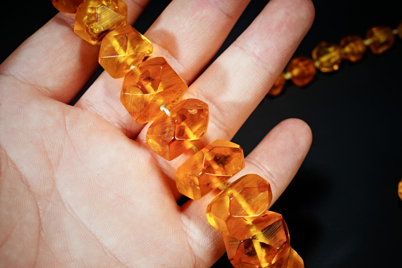 上海都达杂项专场六十七【全场包邮】 清代欧洲回流天然老蜜蜡菱形项链95-11