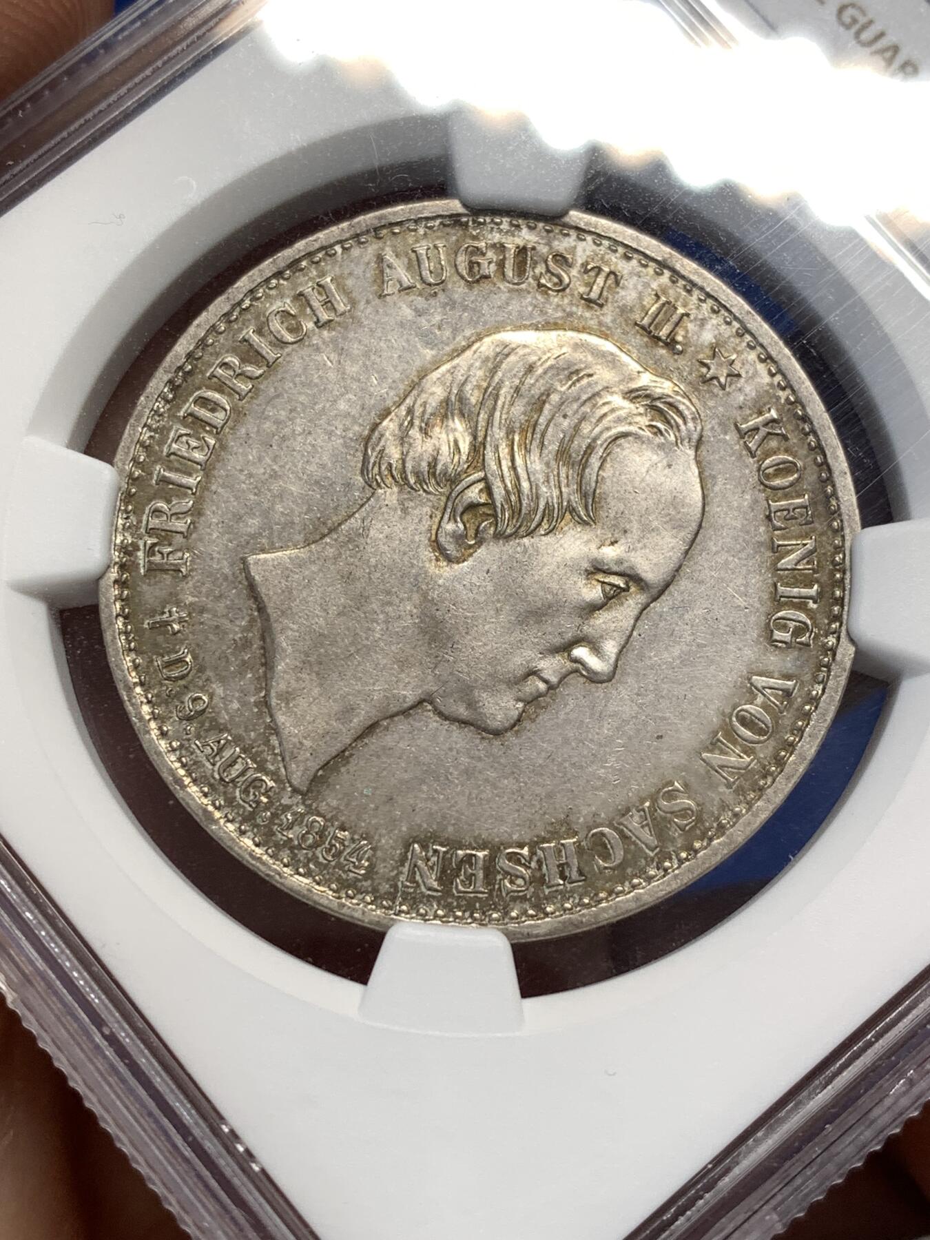 《竞宝斋》第476场 周日，周一 2场连拍 （全场包邮）欢迎送拍 NGC MS62 德意志萨克森1854奥古斯都逝世双神纪念泰勒，高点清晰十分难得，难得可见的双神细节，外拍越来越贵的币种