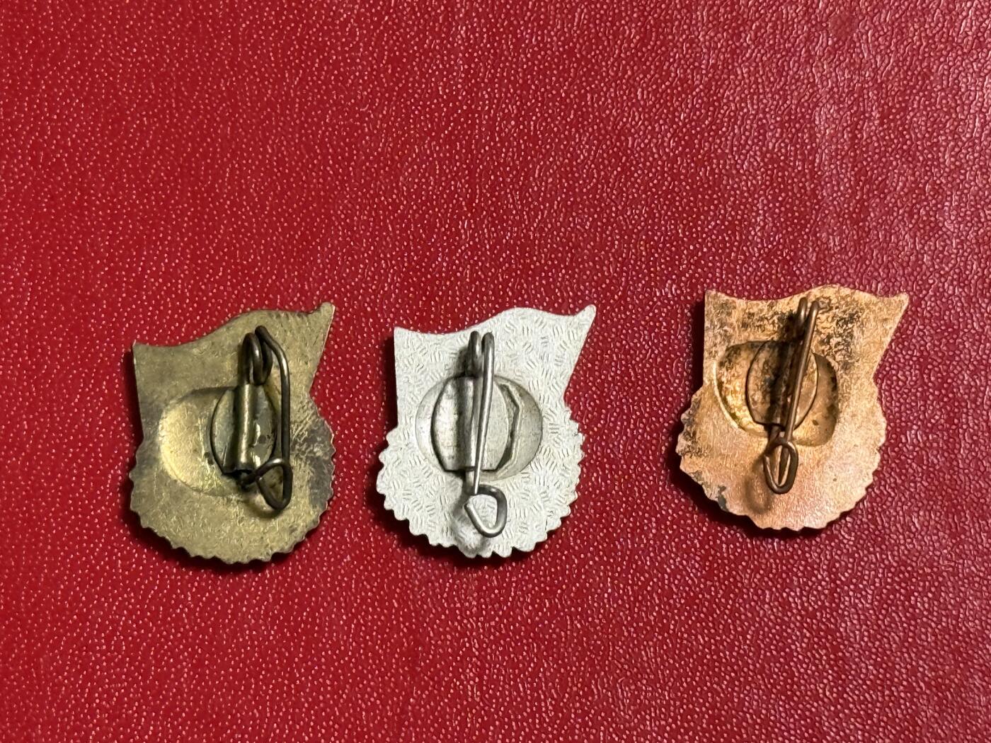 韵星假日军品类拍卖第50期 民主德国自由德国青年团表彰良好知识证章金银铜一组