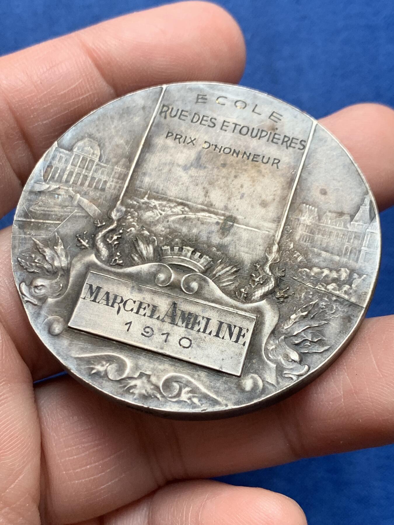 《竞宝斋》第476场 周日，周一 2场连拍 （全场包邮）欢迎送拍 法国勒阿弗尔拉弗洛特协会纪念镀银铜章 55克 49.2mm 三角铜标 带盒