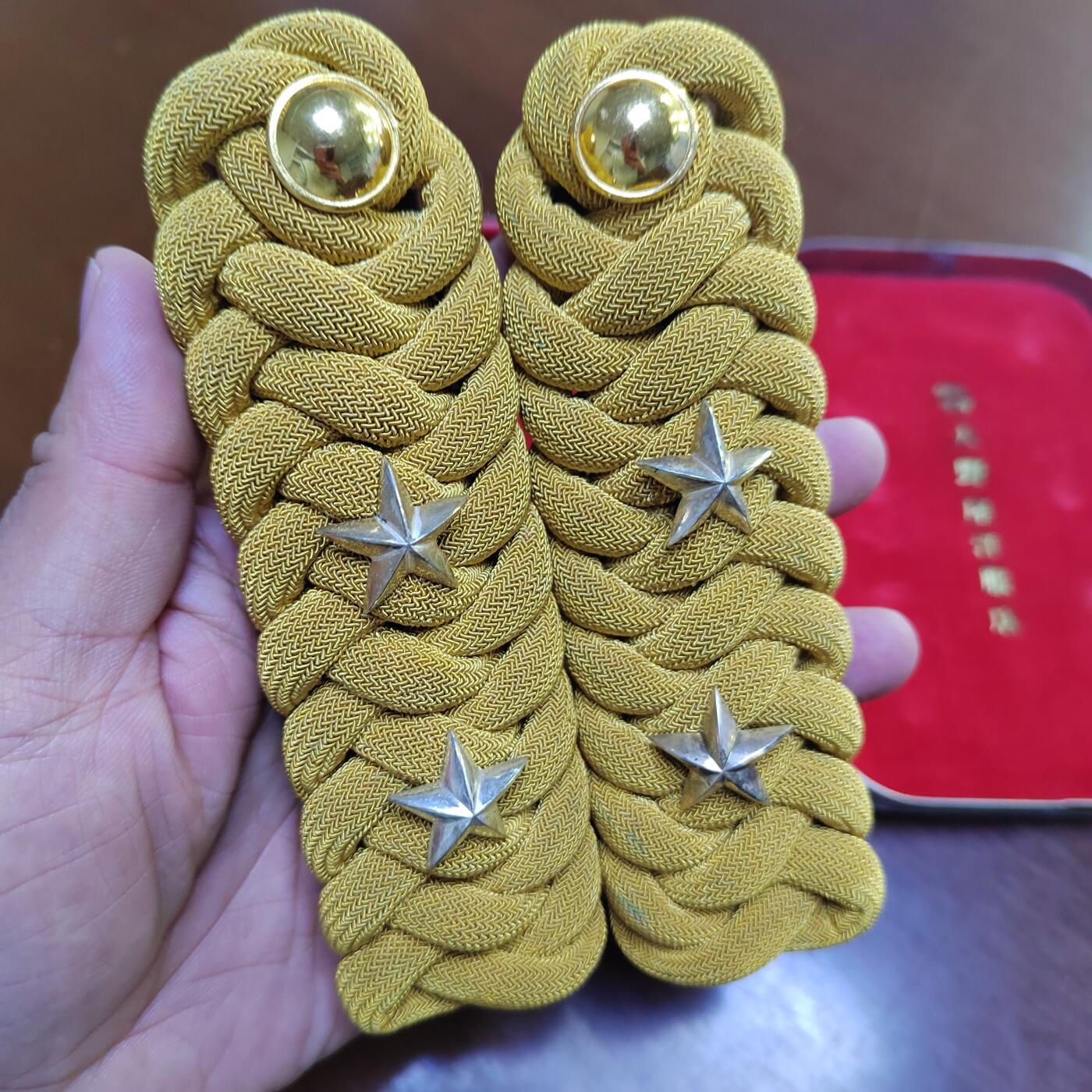 PCAI钱币  31-793  钱币书籍小专场 旧日本肩章一副  状态如图带原盒