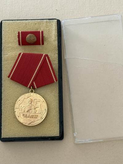 云宸嘉赏-勋臻文献佳藏优品精选场次（低佣 转发佣金红包） - 民主德国工战队特级圆满服役奖章带盒略 镀金极 