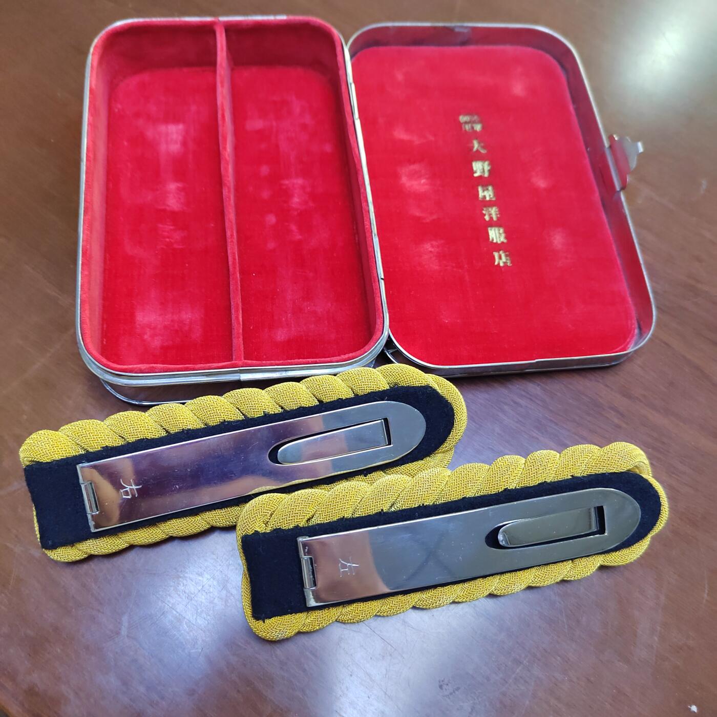 PCAI钱币  31-793  钱币书籍小专场 旧日本肩章一副  状态如图带原盒