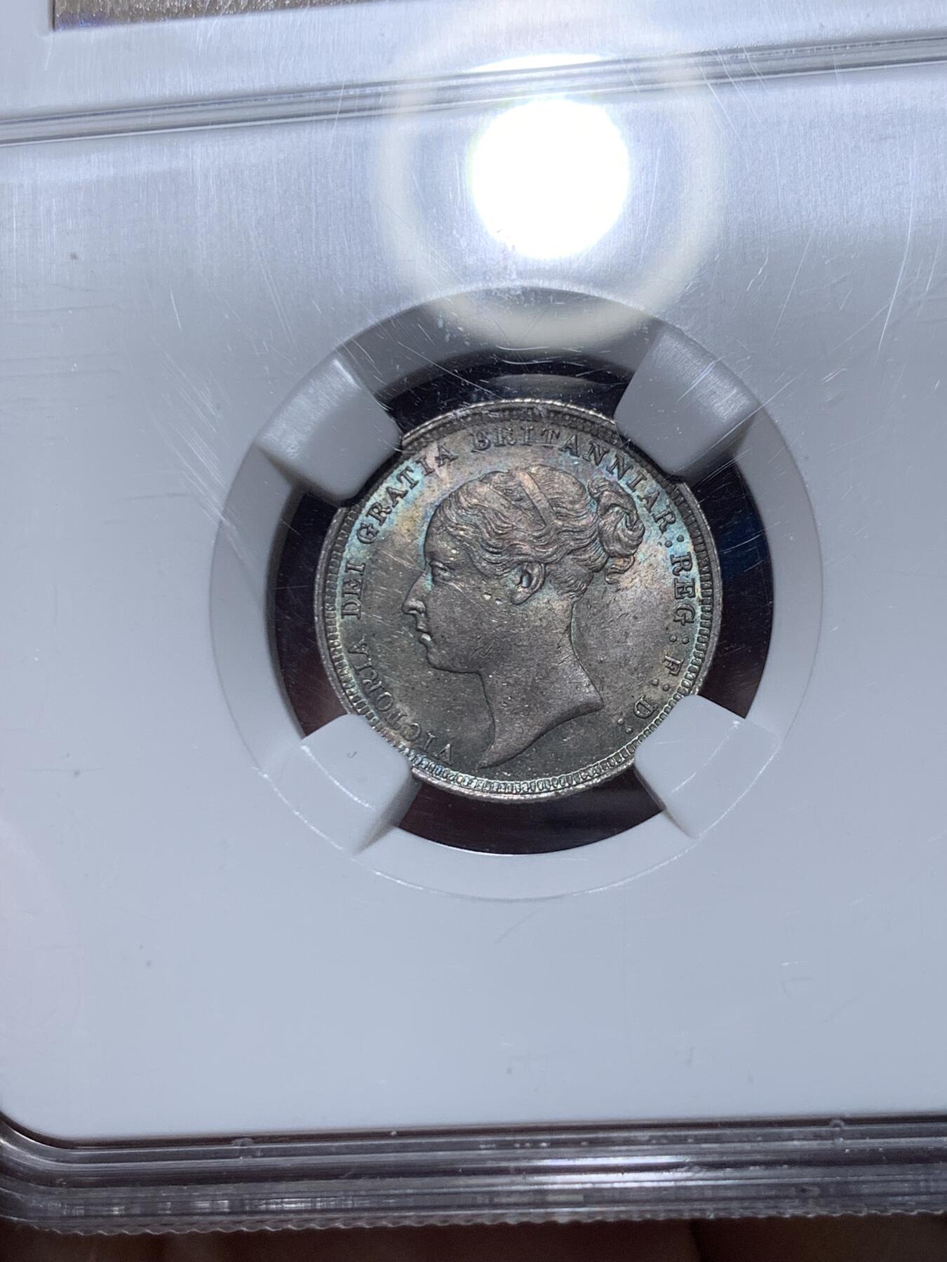 《竞宝斋》第476场 周日，周一 2场连拍 （全场包邮）欢迎送拍 NGC MS64 英国1885年小维流通6便士银币，双面青金彩，靓丽包浆，美丽动人，老N盒品质保障。英系凑套精品，克书价250美金