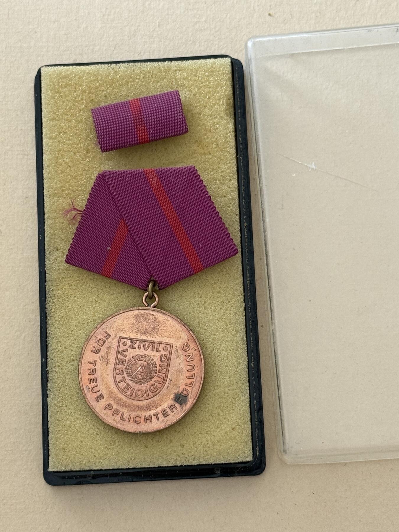 云宸嘉赏-勋臻文献佳藏优品精选场次（低佣 转发佣金红包） 民主德国民防铜级忠诚服务奖章带盒略一套 