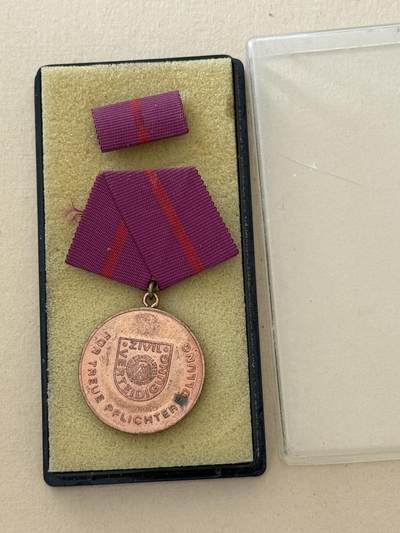 云宸嘉赏-勋臻文献佳藏优品精选场次（低佣 转发佣金红包） - 民主德国民防铜级忠诚服务奖章带盒略一套 