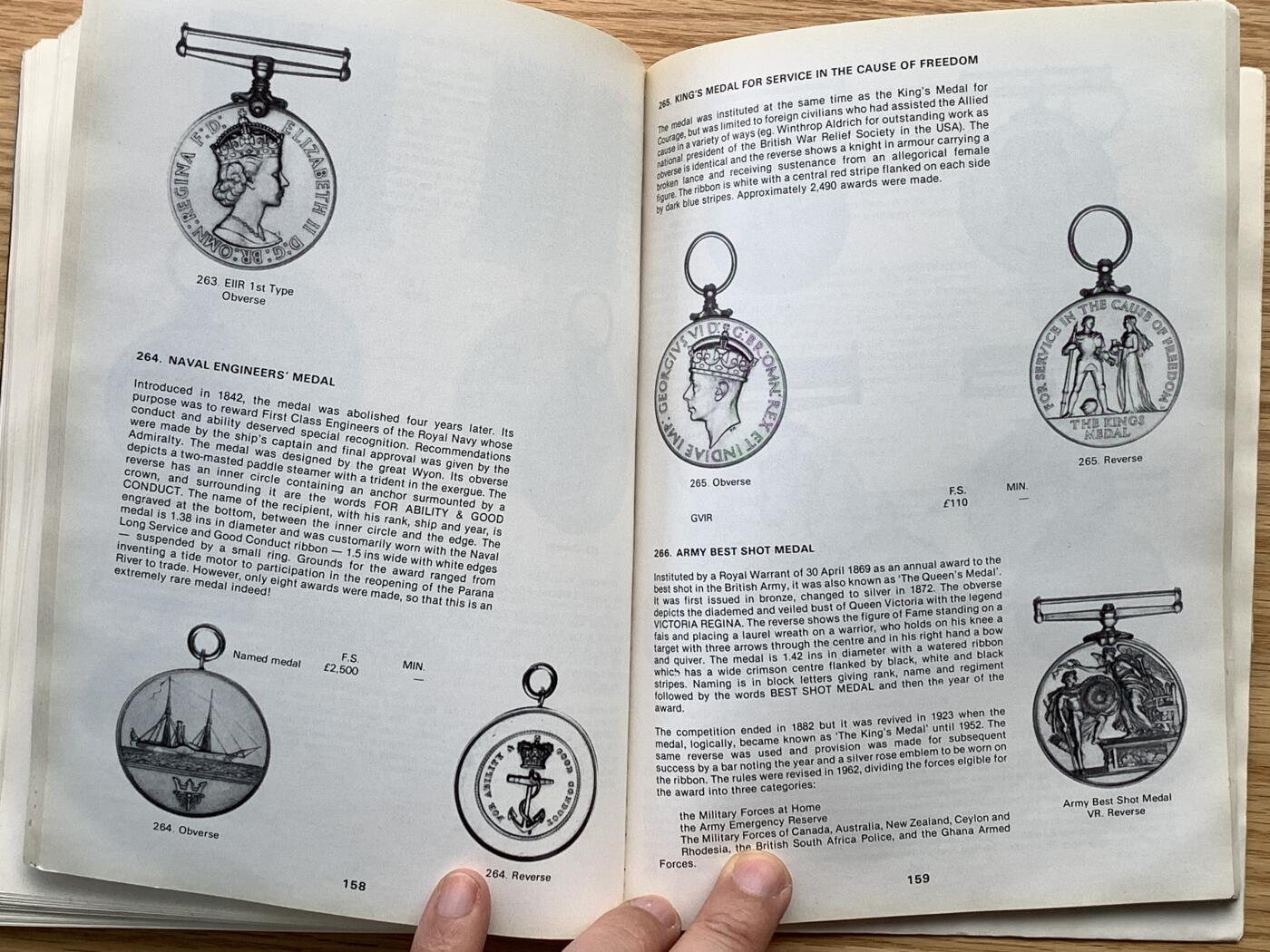 《竞宝斋》第476场 周日，周一 2场连拍 （全场包邮）欢迎送拍 勋章年鉴(第八版)A-Z全尺寸及微型勋章价格指南，28张英国勋章与勋位全彩照片，430余幅英国及殖民地勋章实物插图