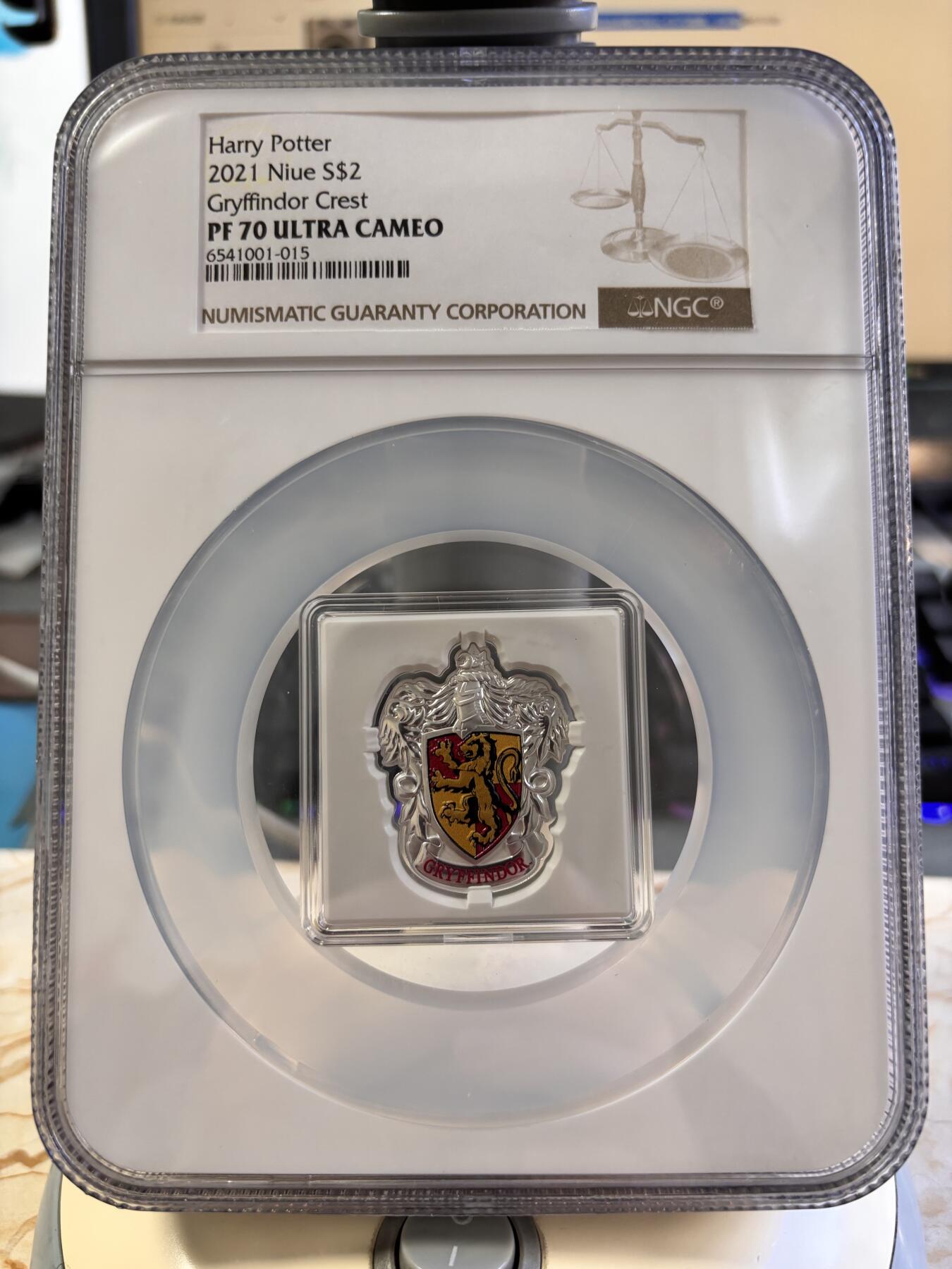 第196期拍卖 纽埃2021年哈利波特格兰芬多徽章异形银币NGC-PF70，1盎司，发行5000枚