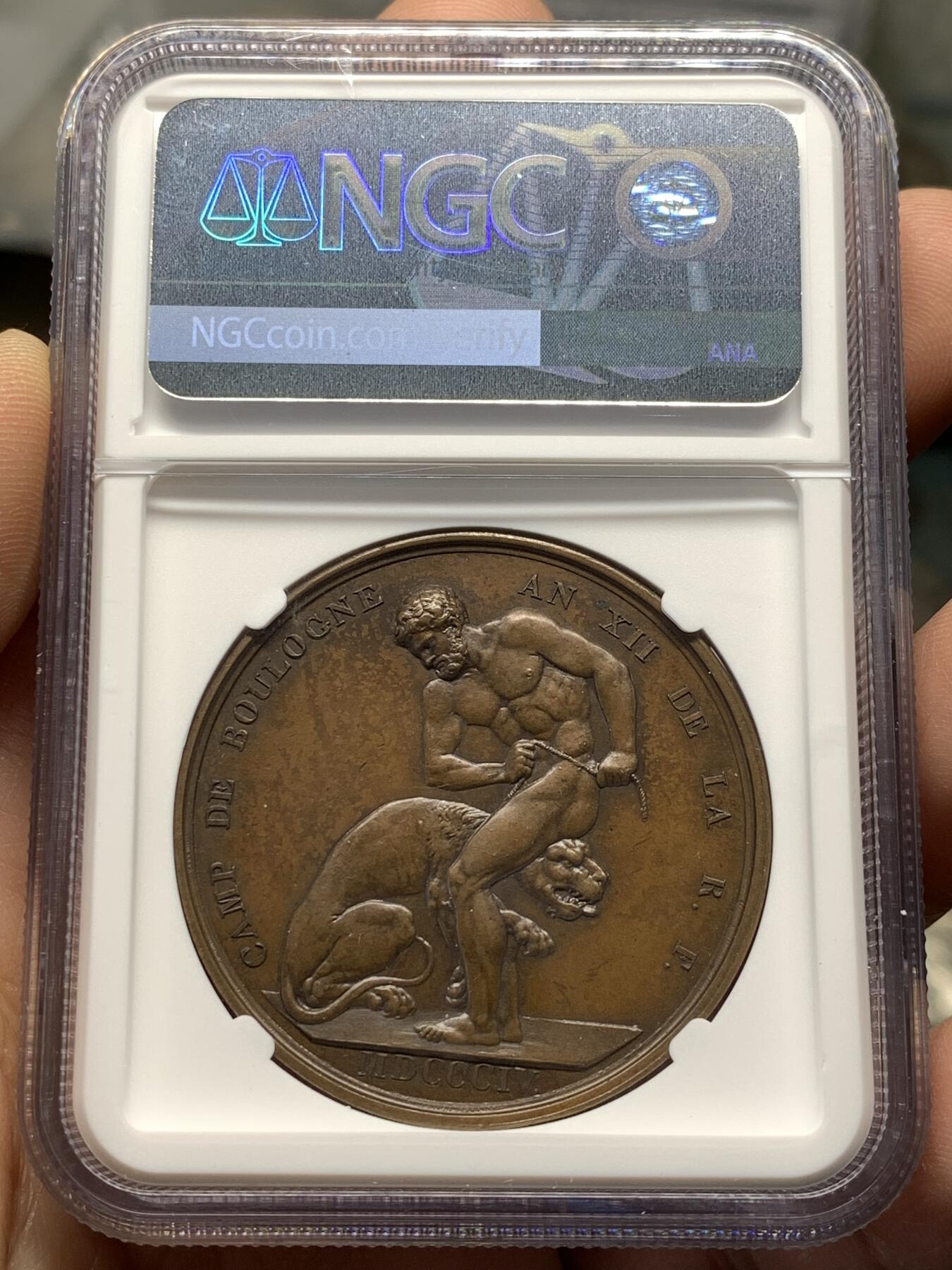 《竞宝斋》第476场 周日，周一 2场连拍 （全场包邮）欢迎送拍 NGC MS62BN 法国1804年拿破仑一世入侵英吉利海峡纪念大铜章，及其珍贵稀少品种，该章由Romain Jeuffroy与Dominique Denon设计、巴黎造币厂铸造，现被英国格林尼治皇家博物馆、澳大利亚维多利亚博物馆等机构收藏。极具历史意义及收藏价值。加厚盒