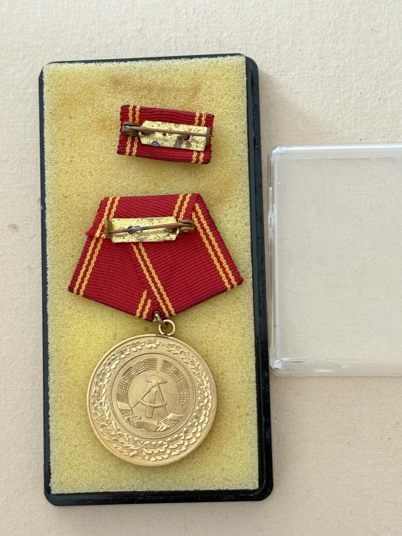 云宸嘉赏-勋臻文献佳藏优品精选场次（低佣 转发佣金红包） 民主德国工战队特级二级圆满服役奖章带盒略 镀金极品 