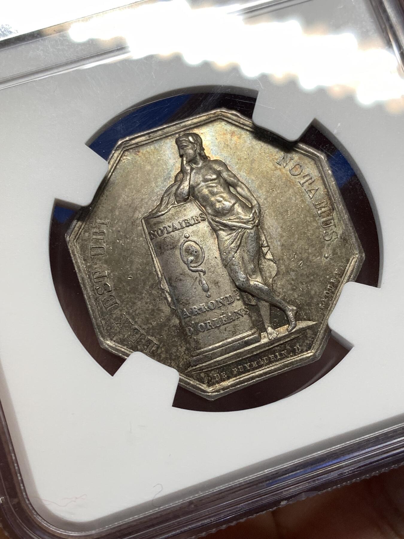 《竞宝斋》第476场 周日，周一 2场连拍 （全场包邮）欢迎送拍 NGC MS63 法国七月王朝时期路易·菲利普一世发行的公证人八角银质代币，极少见款，官方巴黎造币厂出品，著名雕刻家BARRE雕刻设计。背面铭文译“有公证人之处，即有法律”，图案：象征法律的忒弥斯（正义之神）站立依靠在刻有公证人标识的石柱上，体现公证行业的法律属性。