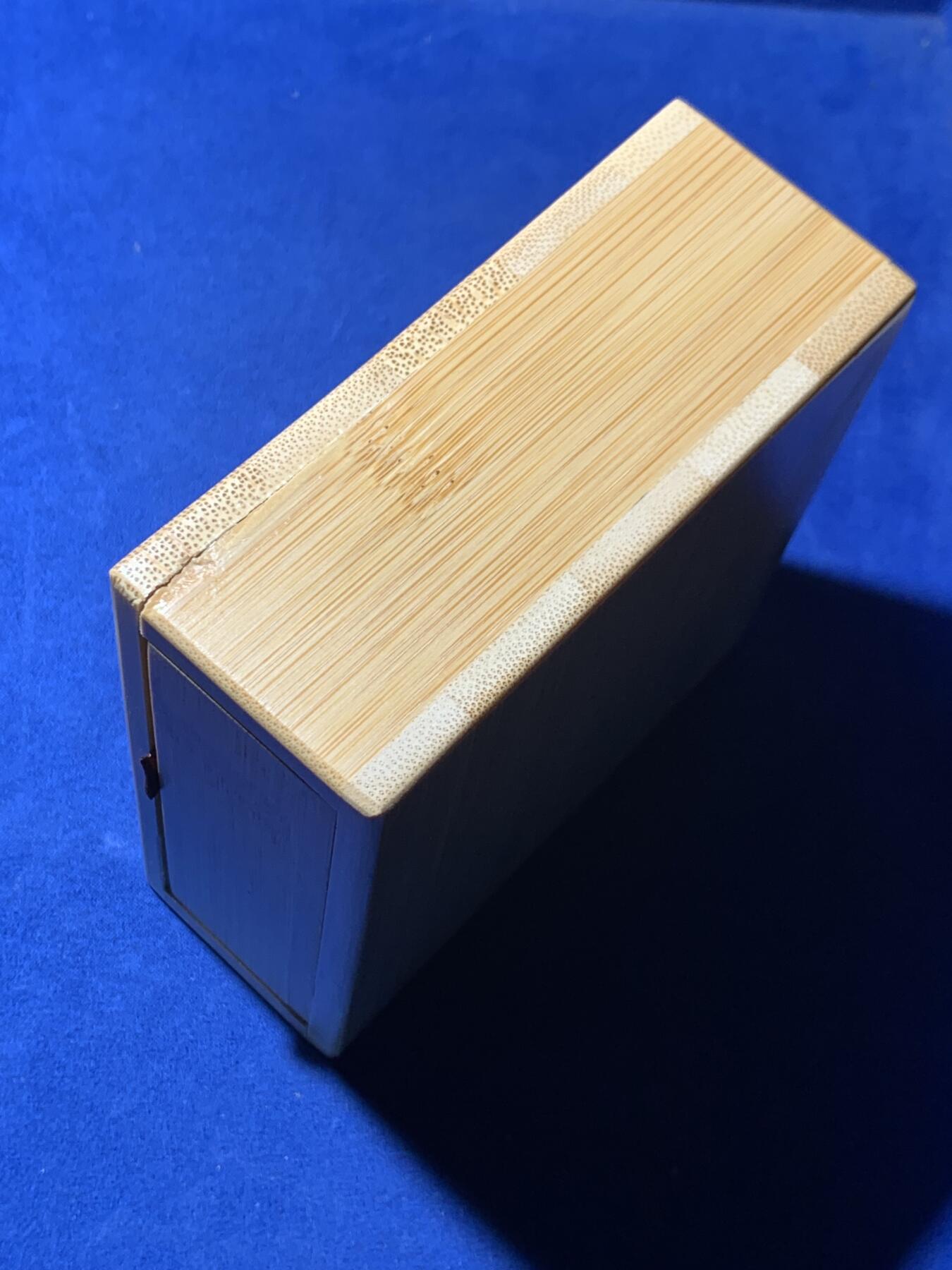 《竞宝斋》第476场 周日，周一 2场连拍 （全场包邮）欢迎送拍 芬兰大铜章 1977年 芬兰独立60周年 直径69.5mm 重量243.2g 附带竹制收纳盒