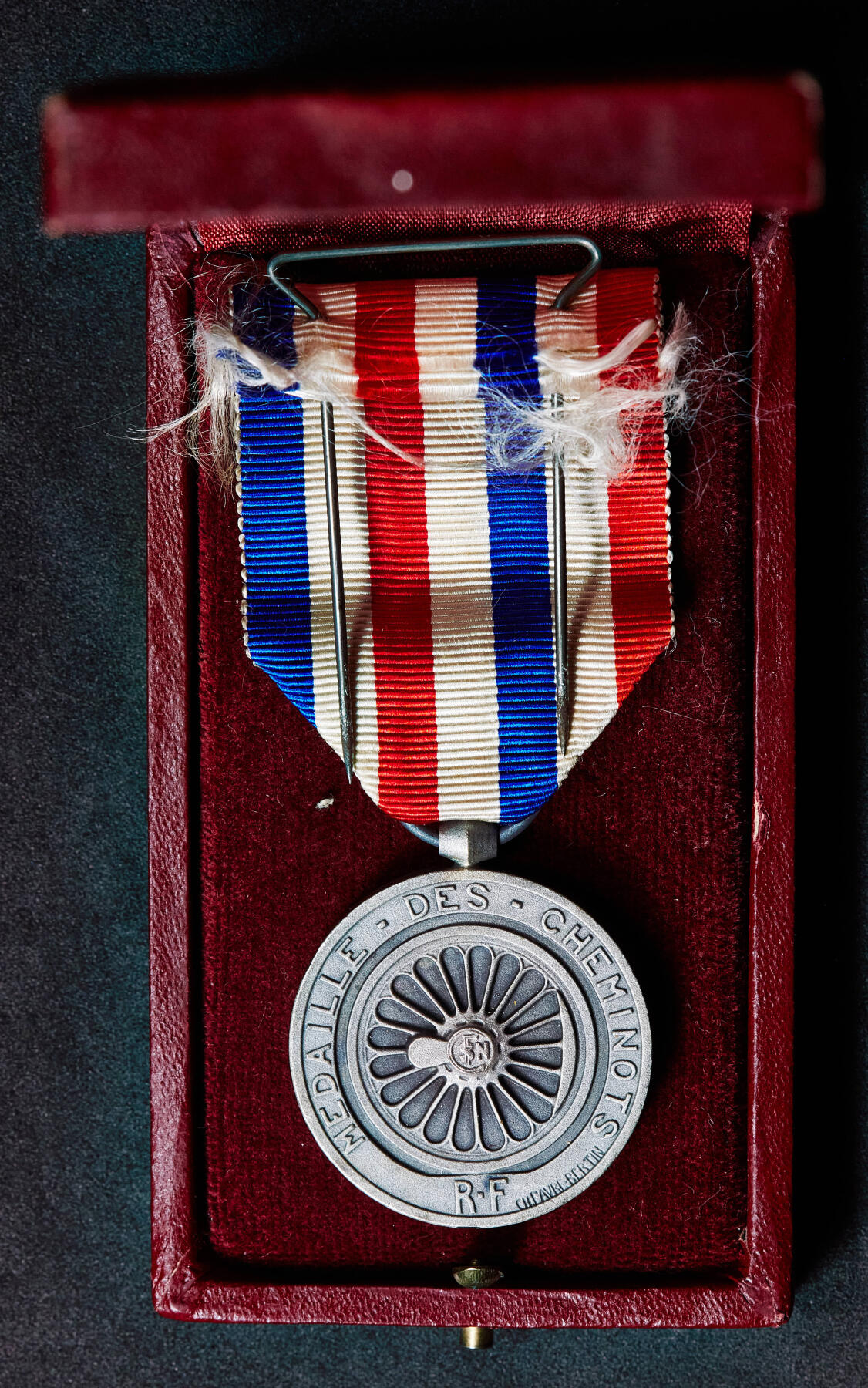 【俄甄集藏】2026年(050)04-01星期三 晚 19:30 全场包邮 法国1941年二战铁路突击手奖章，原盒，铜质镀银，章体直径：32mm，重量：19.6克（上期被鸽，重新拍）