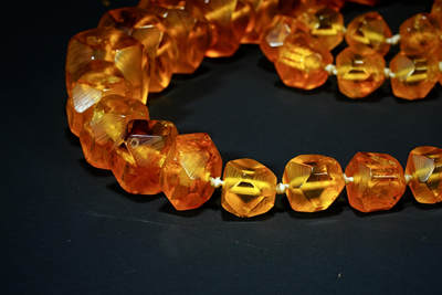 上海都达杂项专场103【全场包邮】  清代欧洲回流天然老蜜蜡菱形项链95-11