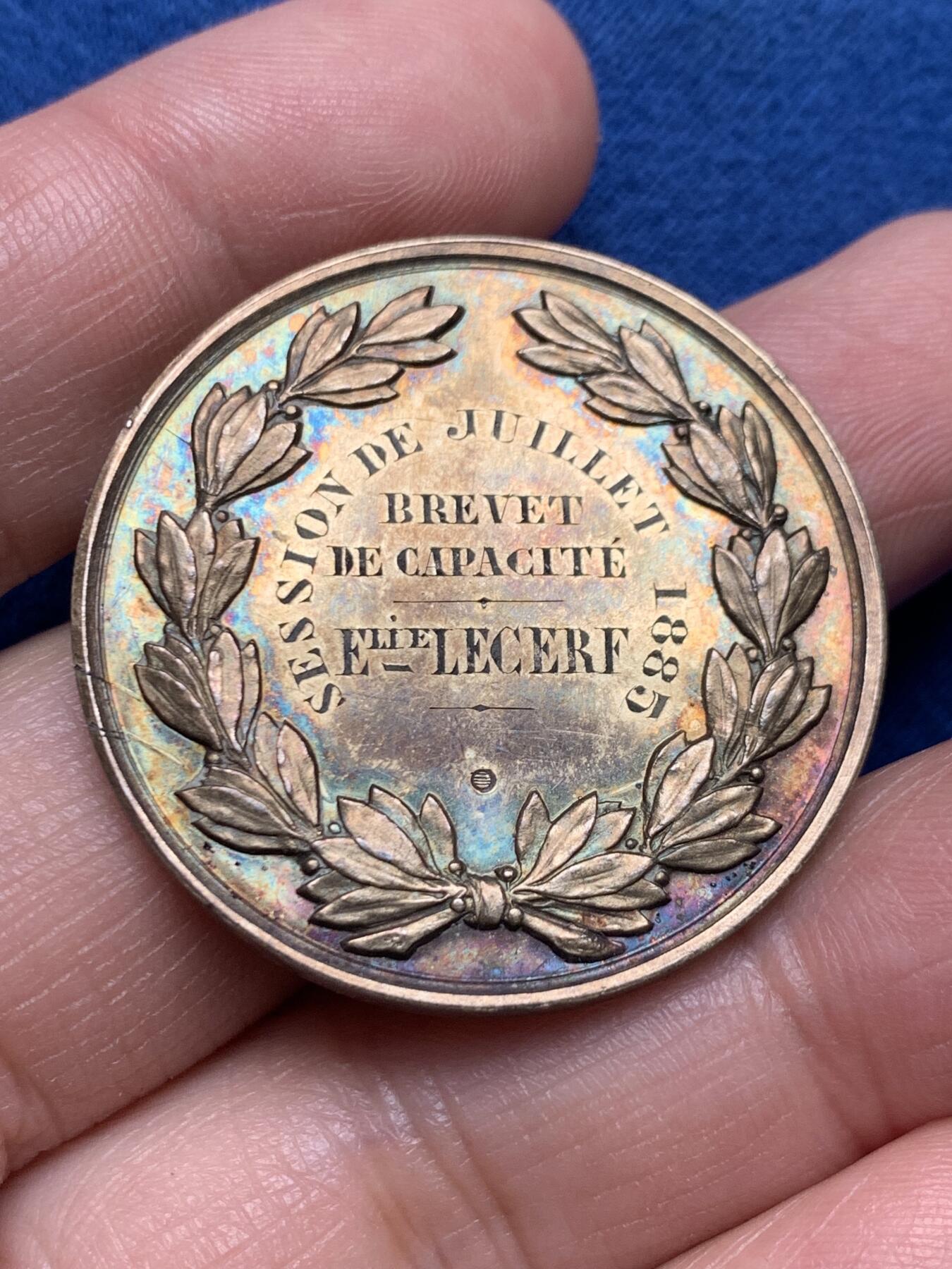 《竞宝斋》第476场 周日，周一 2场连拍 （全场包邮）欢迎送拍 法国德内蒙寄宿学校纪念银章 20.4克 36.5mm 丰饶角银标